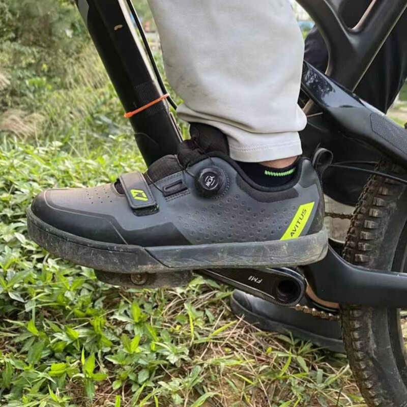 Commuting On Road Bike - Avitus-マウンテンバイクシューズ,フラットペダルシューズ,フリーライド,ダウンヒル,ロード,デュアルスラローム